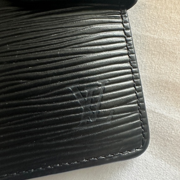 Louis Vuitton Black Epi Leather Wallet - Near Flawless ⭐️ Make an offer! ⭐️ - Picture 4 of 16